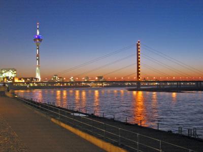 Düsseldorf bei Nacht, H. Willikonsky, pixelio.de